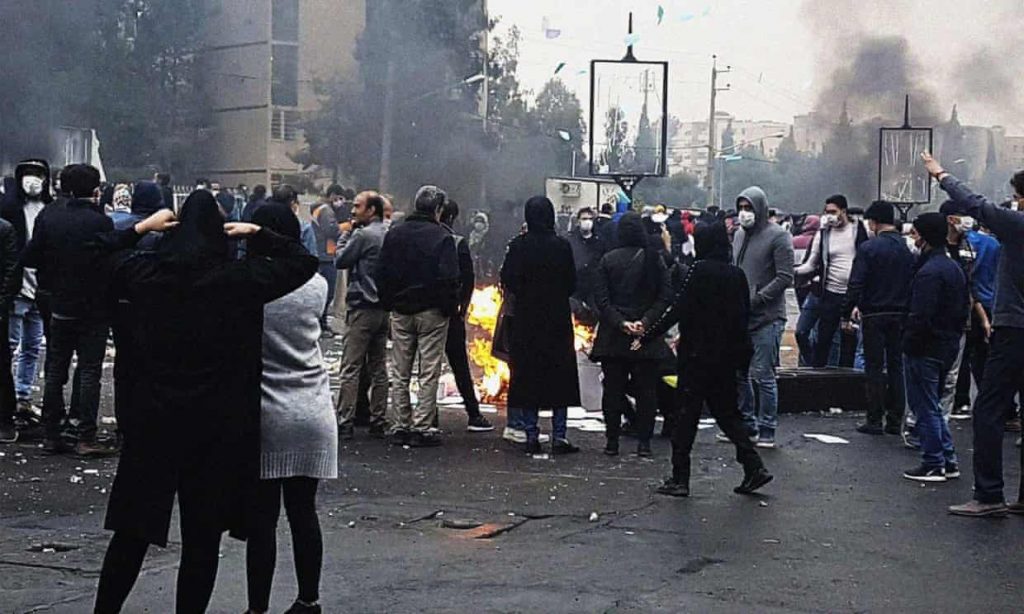 テヘランで燃料価格上昇に対してのデモ中に道路を封鎖する活動家。（ Shutterstock）