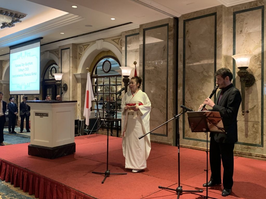 平井氏とGeorghui(ゲオルギュー)氏はさくらなどの伝統的な歌曲で出席者を楽しませた。