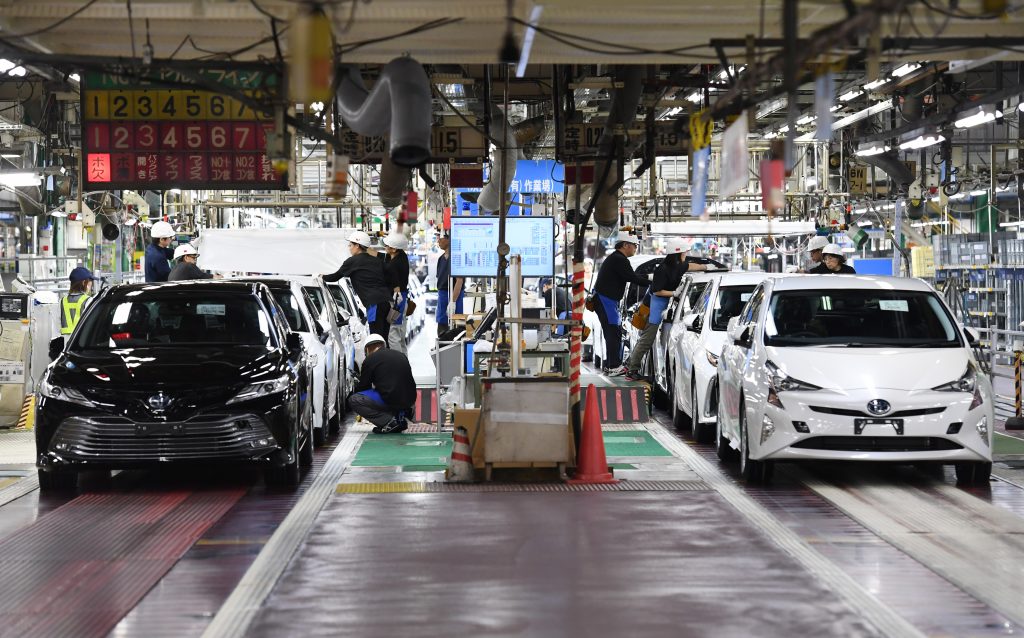 トヨタ従業員が愛知県豊田市にある堤組立工場で、生産ライン最後部で最終検査の確認。（AFP）