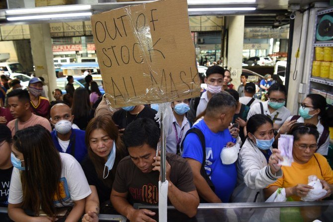 2020年1月31日、保護マスクの在庫がマニラ市内の店舗で不足する中、列を成す住民たち。（AFP）