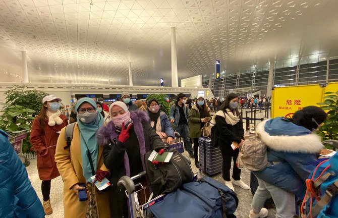 2020年2月1日にインドネシア大使館によって撮影され発表されたこの資料写真に写っているのは、中国湖北省武漢の天河国際空港でチェックインを待つインドネシア国民。インドネシアへ避難するための便への登場を待っている様子。（AFP写真 / インドネシア大使館）