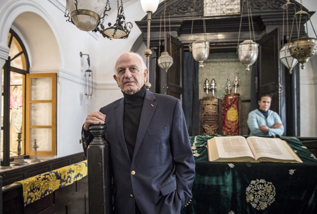 モロッコ国王のアドバイザー、アンドレ・アズレイ。モロッコ大西洋岸の街エサウイラのベイトダキーラ（記憶の家）ユダヤ博物館にて。（AFP）