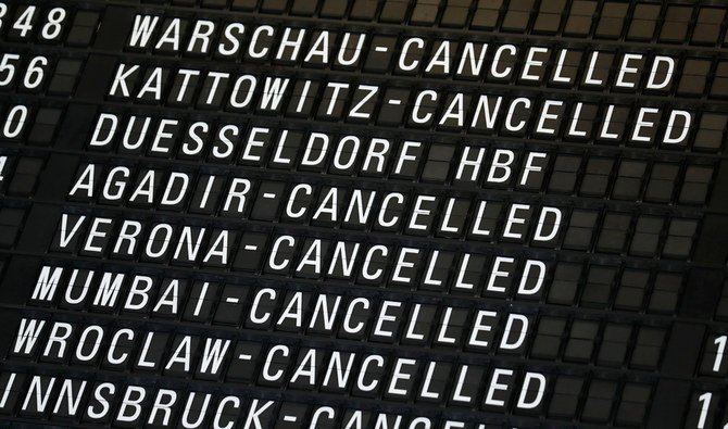 新型コロナウイルスの感染拡大が続くなか、空港でフライトの欠航を表示する案内板。2020年3月17日、ドイツ・フランクフルト空港。（ロイター）