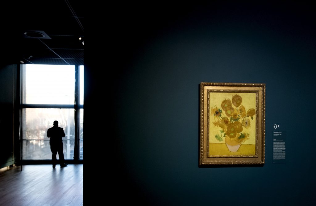 この写真は、オランダの画家であるフィンセント・ファン・ゴッホの絵画『ひまわり』が、所有元であるアムステルダムのゴッホ美術館に掛けられているところを2019年2月25日に撮影したもの。（AFP通信）