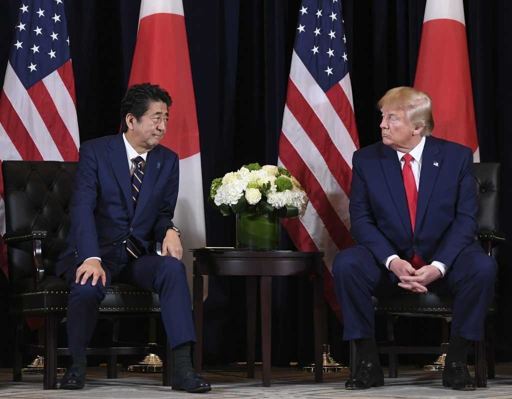 2019年9月25日、ニューヨークで会談するトランプ米大統領と日本の安倍晋三首相。(AFP)