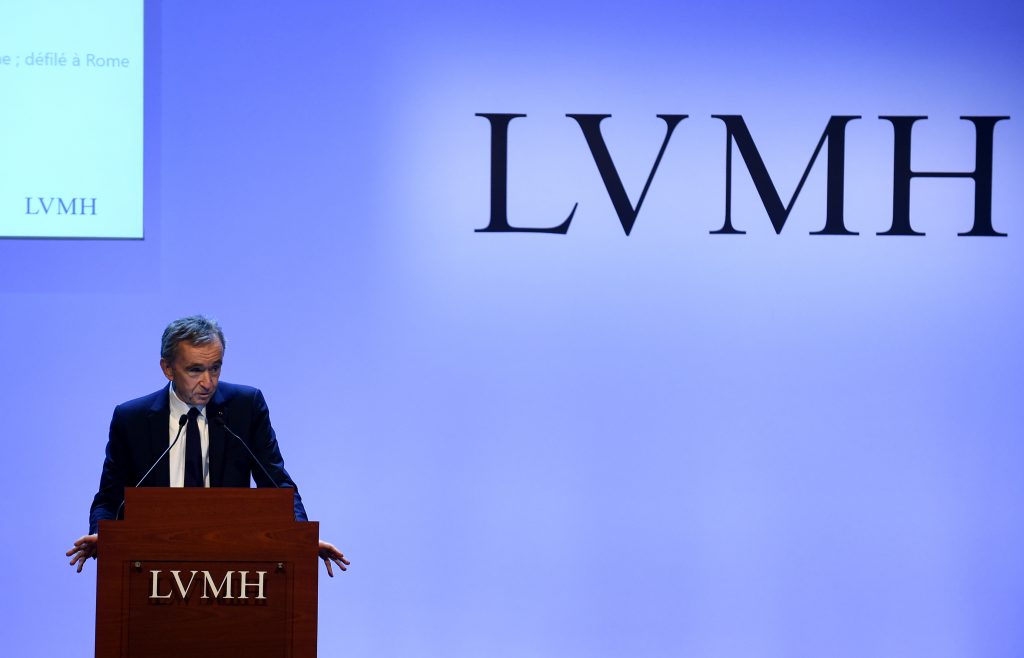 2020年1月28日にパリのLVMH本社にて、LVMHの会長兼CEOであるベルナール・アルノー氏がグループの2019年の業績について発表している。(AFP通信)