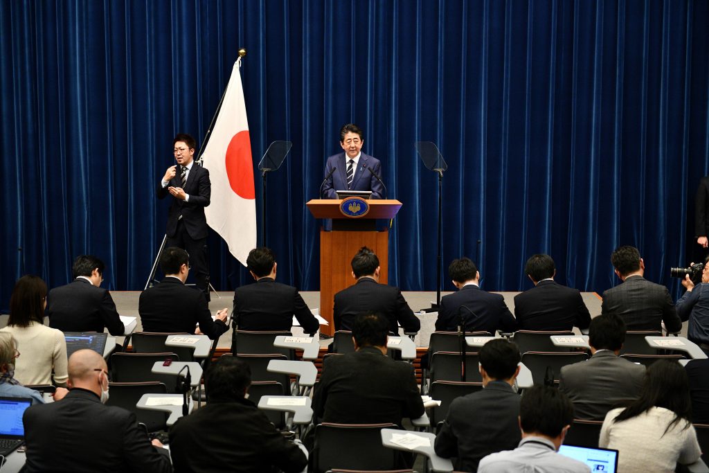 2020年2月29日、東京の首相官邸で行われた、COVID-19新型コロナウイルスに関する記者会見でスピーチを行う日本の安倍晋三首相（C）。（AFP）