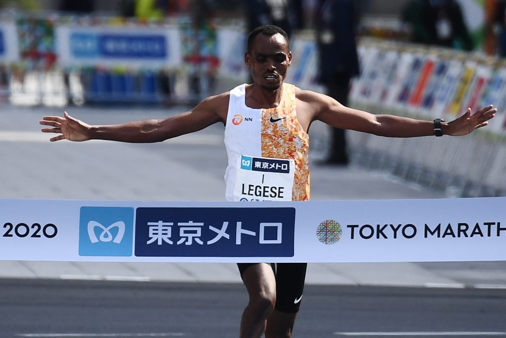 エチオピアのビルハヌ・レゲセ選手が2020年3月1日に東京で行われた東京マラソン男子の部で優勝を決めた。(AFP)