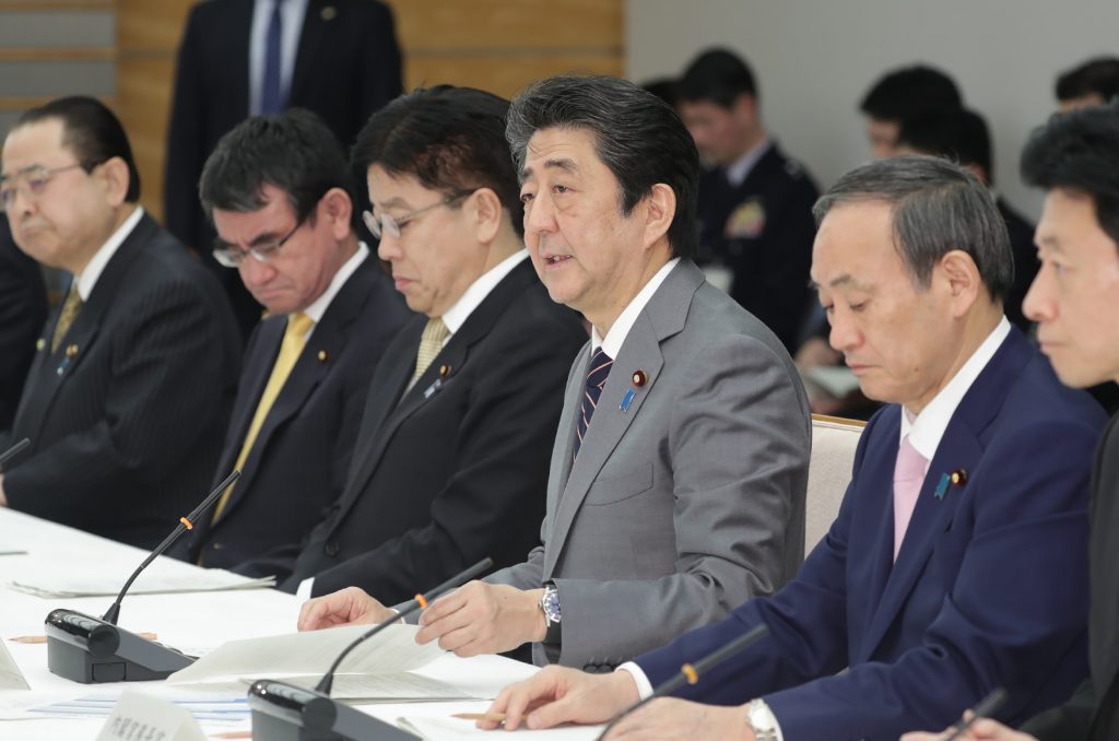 政府は21日、北朝鮮による弾道ミサイル発射を受け、首相官邸で安倍晋三首相、菅義偉官房長官らが出席して国家安全保障会議(NSC)を開催した。(AFP)