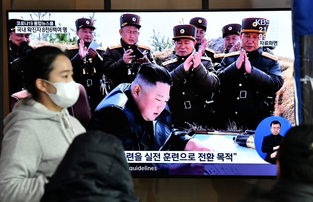 朝鮮中央通信は２１日、朝鮮人民軍西部前線大連合部隊の砲撃対抗競技が２０日に行われ、金正恩朝鮮労働党委員長が視察したと報道。(AFP)