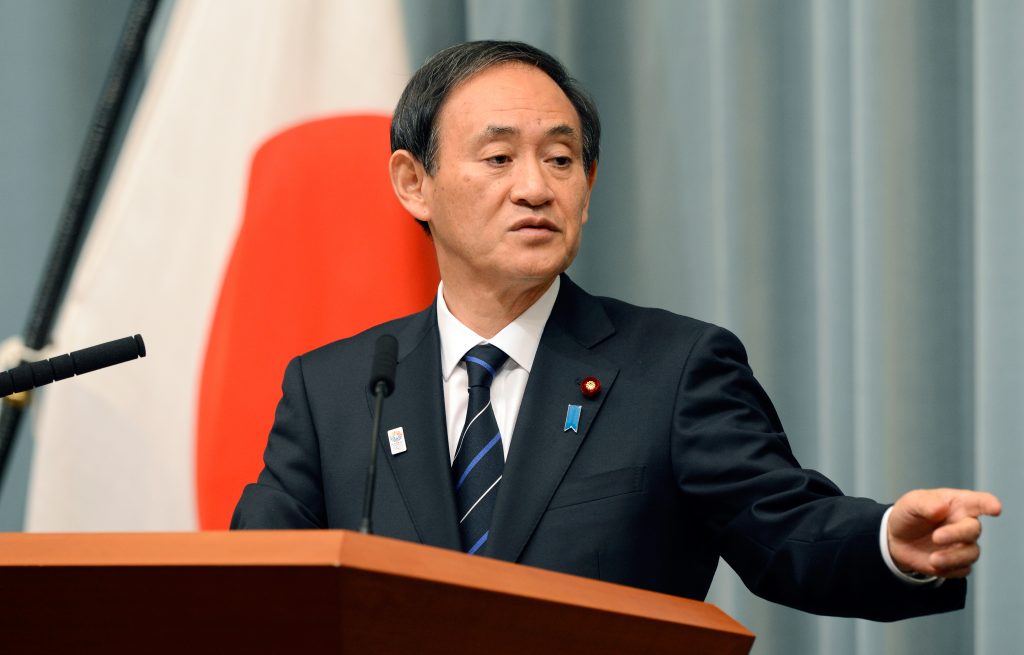 菅義偉官房長官は３０日の記者会見で、北朝鮮が２９日に短距離弾道ミサイルと推定される飛翔（ひしょう）体を発射したことについて「ミサイル発射は国連安全保障理事会決議違反であり、極めて遺憾だ。(AFP)