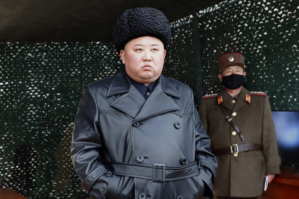 2020年3月2日（月）北朝鮮政府提供の資料画像にて、北朝鮮某所での軍事訓練を視察する北朝鮮指導者・金正恩。（朝鮮通信社、AP経由）