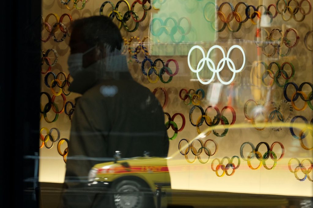 この写真は2020年3月24日に撮影された、東京の日本オリンピック博物館のエントランスに展示されているオリンピックの輪。2020年東京オリンピックの延期は、コロナウイルスの大流行の影響からすでに立ち直り始めた日本のホテルや観光業界に壊滅的な打撃を与えた。(AFP)