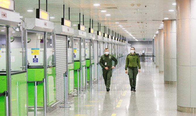 ウクライナ・ボルィースピリ国際空港で、人がいなくなった到着エリアを歩く国境警備隊の隊員。ウクライナは新型コロナウイルスへの懸念のなか、国際便のすべてを運航休止とした。2020年3月17日、ウクライナのキエフ郊外。（ロイター）