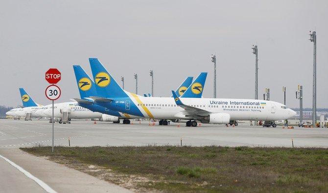 ウクライナ・ボルィースピリ国際空港に駐機する旅客機。ウクライナは新型コロナウイルスへの懸念のなか、国際便のすべてを運航休止とした。2020年3月17日、ウクライナのキエフ郊外。（ロイター）