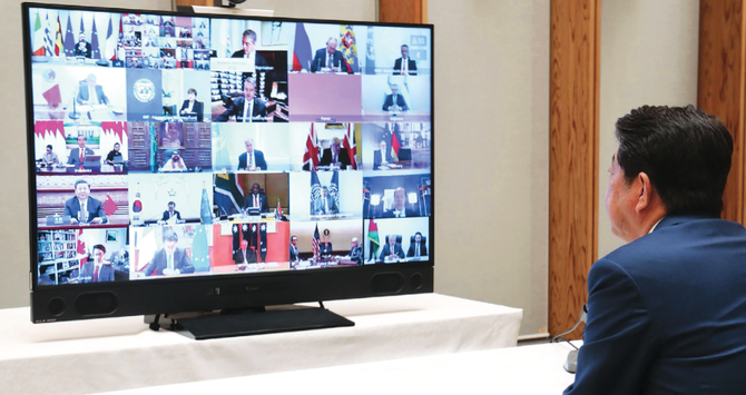 安倍晋三首相は東京から、木曜に行われたG20テレビ会議に参加し、コロナウイルスの危機について話し合った。 （AFP）