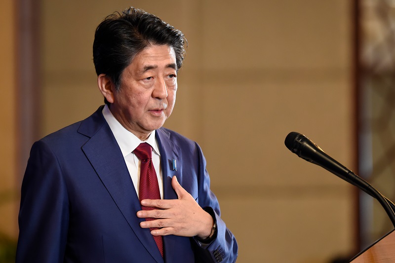 「コロナウイルスの早期の収束を目指すことに加えて、当面は雇用と事業の経営の維持を最優先事項として、最大限の努力をしなければならない」と安倍晋三首相が会議で述べる。(AFP /ファイル)