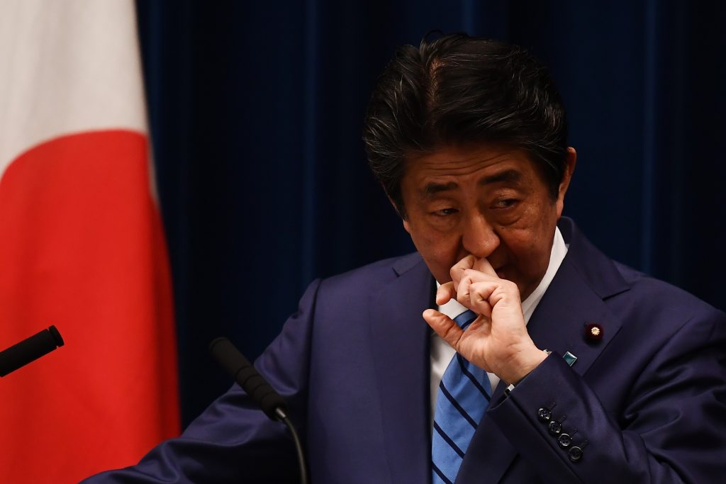 安倍晋三首相の「アベノミクス」リフレ政策措置を原動力とする日本の景気拡大の危険なシグナルである2013年6月以来初めて、政府の経済評価から「回復」という言葉が消えた。(AFP)