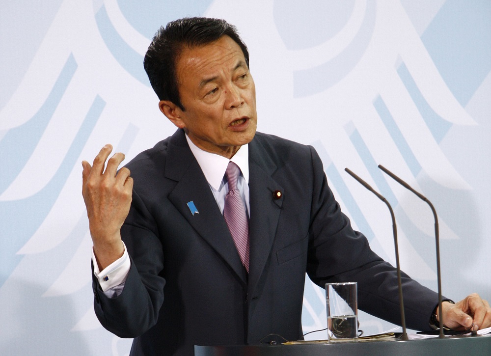 日本の麻生太郎財務相は、G7の財務相とのテレビ会議後に、記者に対し、7ヶ国がコロナウィルス感染症患者の治療とさらなる感染拡大防止の取り組みを推進するために資金を提供すると話した。(シャッターストック)