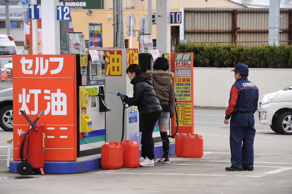 ガソリンとジェット燃料を含めた石油製品の売り上げは、最も新しいデータが入手可能な先週の統計で、4分の1以上落ち込んだ。(AFP)
