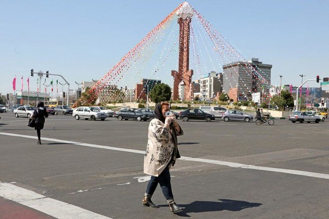 コロナウイルスの死亡者数はイランで急増しており、感染者が9,000人以上いる中で354人となっている。上、テヘランで防護マスクを着けて通りを渡る歩行者。(AFP通信資料写真)