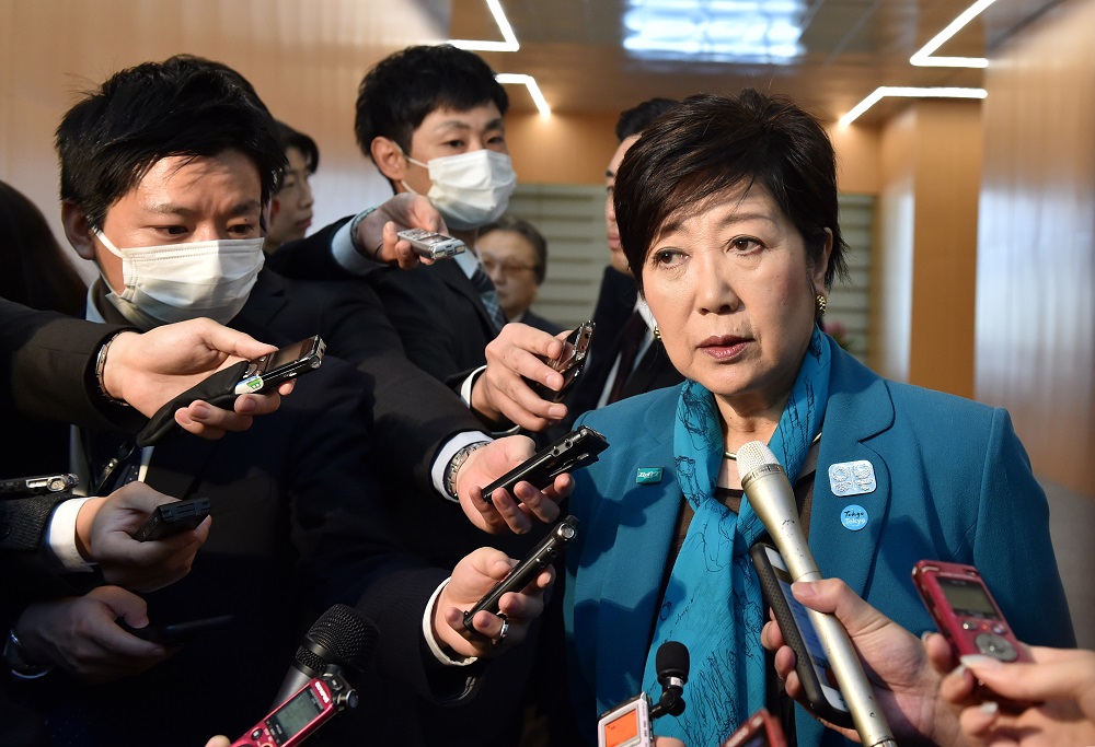2020年3月12日、東京の首相官邸での日本の安倍晋三総理大臣との会談後、記者団らに語る小池百合子東京都知事。（AFP通信）