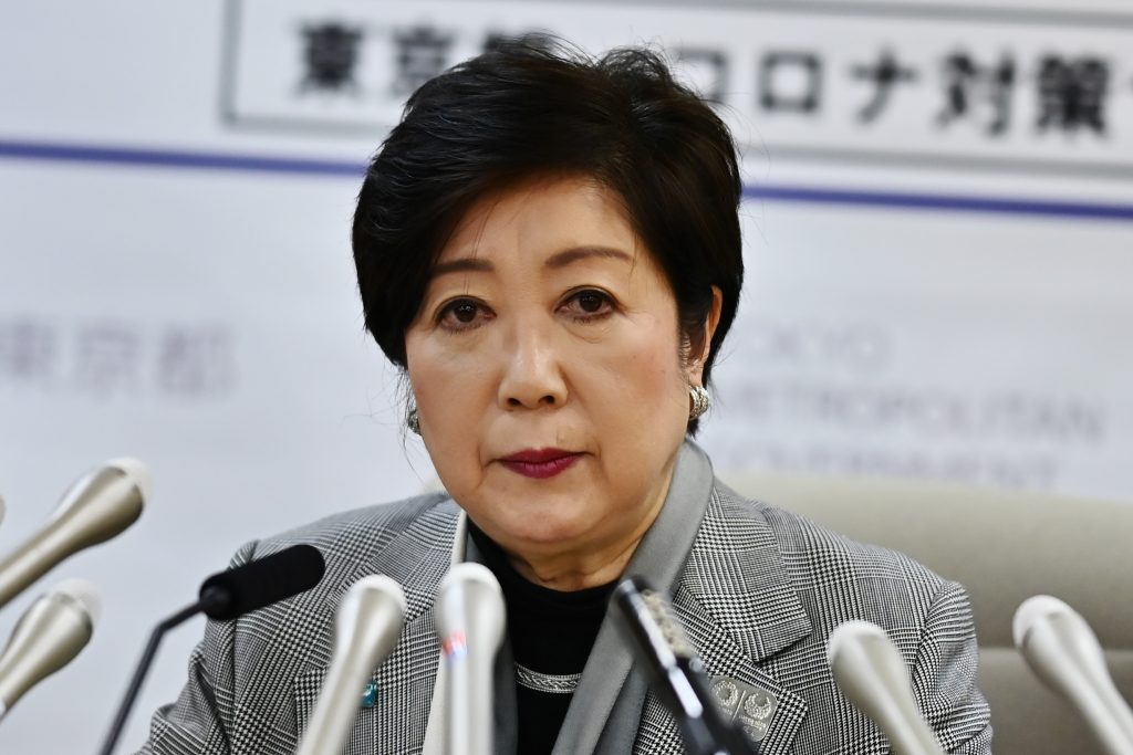金曜日、東京はコロナウイルスの爆発的な拡大を回避できるかという点で「非常に重大な分岐点」にあると、小池百合子知事は東京都のCOVID-19対策本部の会合で語った。(AFP)