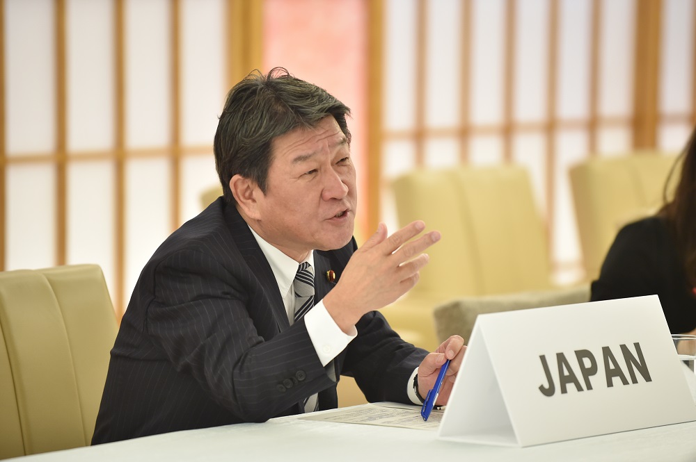 キャプション ビデオ会議での談話において、日本の茂木敏充外務大臣は、G-7出席の外相に対し、各国がウィルスに対する闘いにおいて主導的な役割を果たすべきであると述べた。 (AFP)