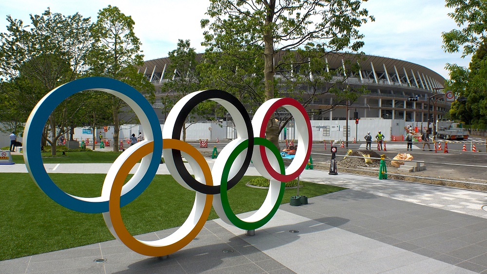 オリンピックの5つの輪のシンボルと、2020年東京オリンピックのために建設中の新国立競技場の風景。（Shutterstock）