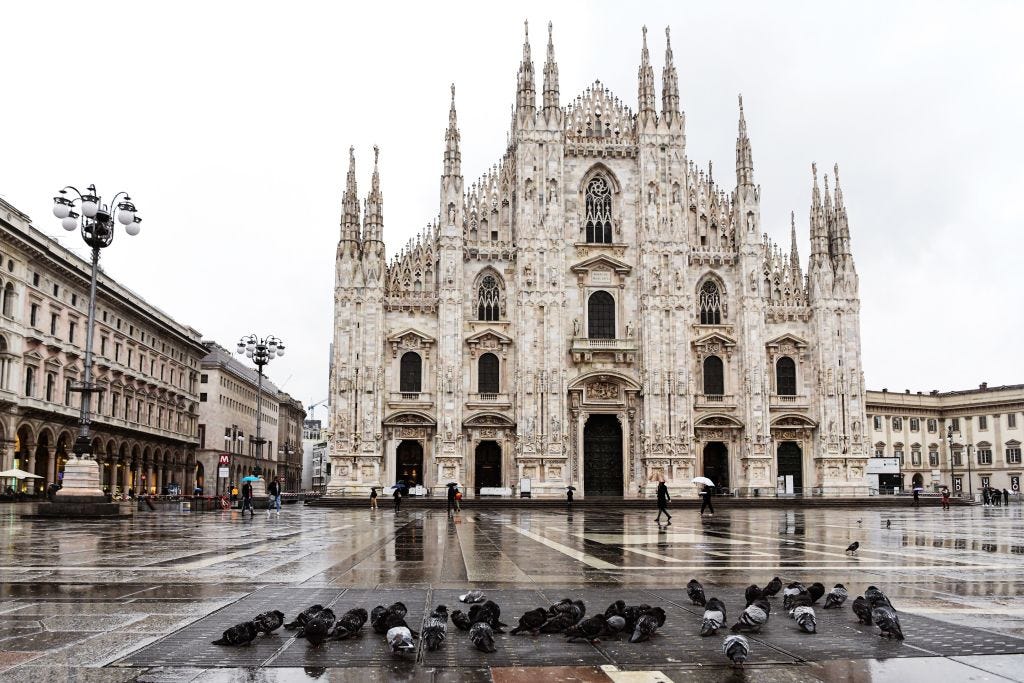 ヨーロッパ諸国がコロナウイルスの流行に取り組む一方で、閑散とするイタリア・ミラノのドゥオーモ広場。（AFP）