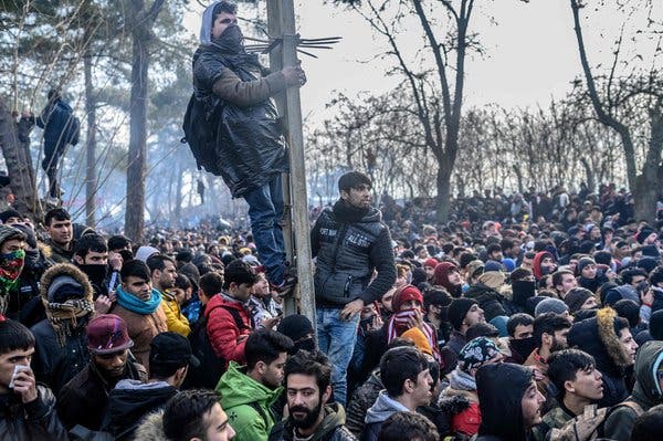 移民がトルコとギリシャの国境の緩衝地帯に押しかける。（AFP通信）