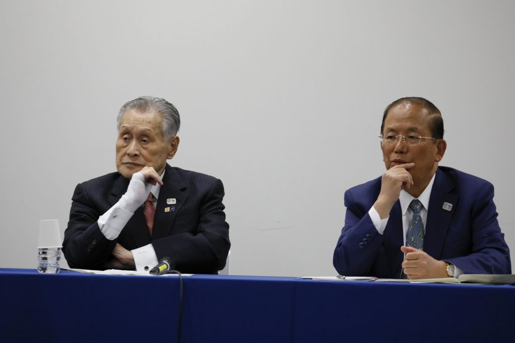 日本、東京でのプレスカンファレンスに出席する東京オリンピック委員会の森喜朗会長(右)と事務総長の武藤敏郎(左)、2020年3月23日。(資料写真/EPA)