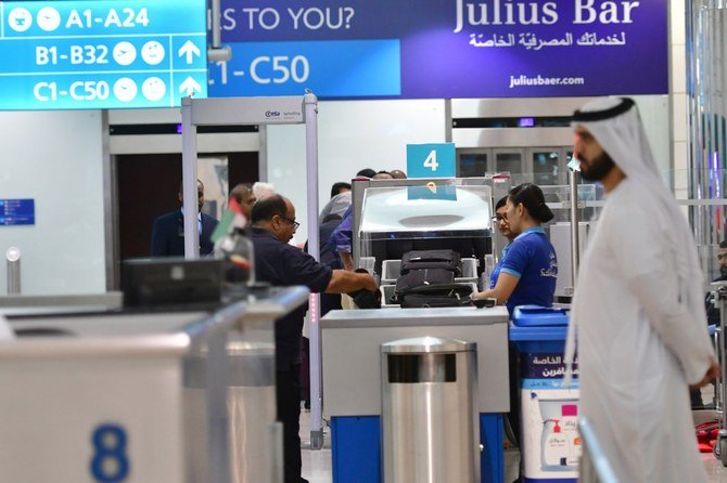 この新しい旅行規制は、UAE国民と住民には適用されないが、到着時に検査を受け、自主隔離または隔離を求められる可能性がある。（ファイル/AFP）