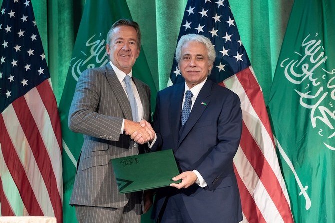 サウジアラビアのDr.アジェド・アルカサビ商業・メディア相が、バージン・ハイパーループで戦略＆成長部門の上級管理職を務めるティム・ウィルキンソン氏にビジネスライセンスを手渡す。（他社提供）