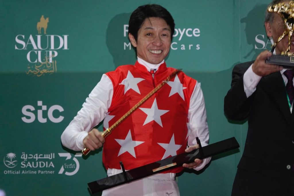 日本からの出場者も大きな勝利を収め、武豊を騎手とするフルフラットがサウジダービーレースで優勝する。(AN Photo/Huda Bashatah)