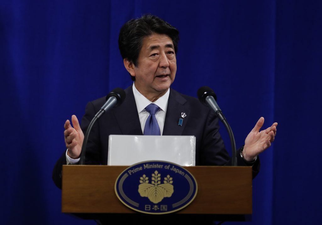 日本の安倍首相、2019年8月26日、南フランスのビアリッツでの例年のG7サミット開催中の記者会見でメディア代表者に話す。(AFP)