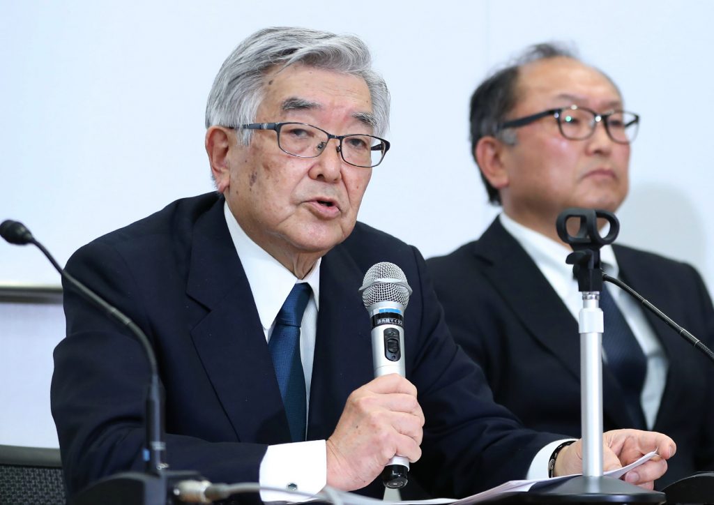 2020年3月9日、東京で行われた記者会見で記者団に語るNPBコミッショナー。（AFP）