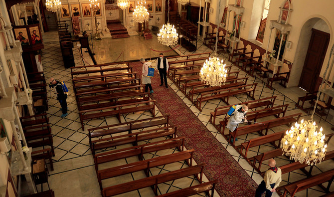 コロナウイルスの拡散予防のためシドンの教会を消毒するボランティアたち。2020年3月14日、レバノン。（ロイター）