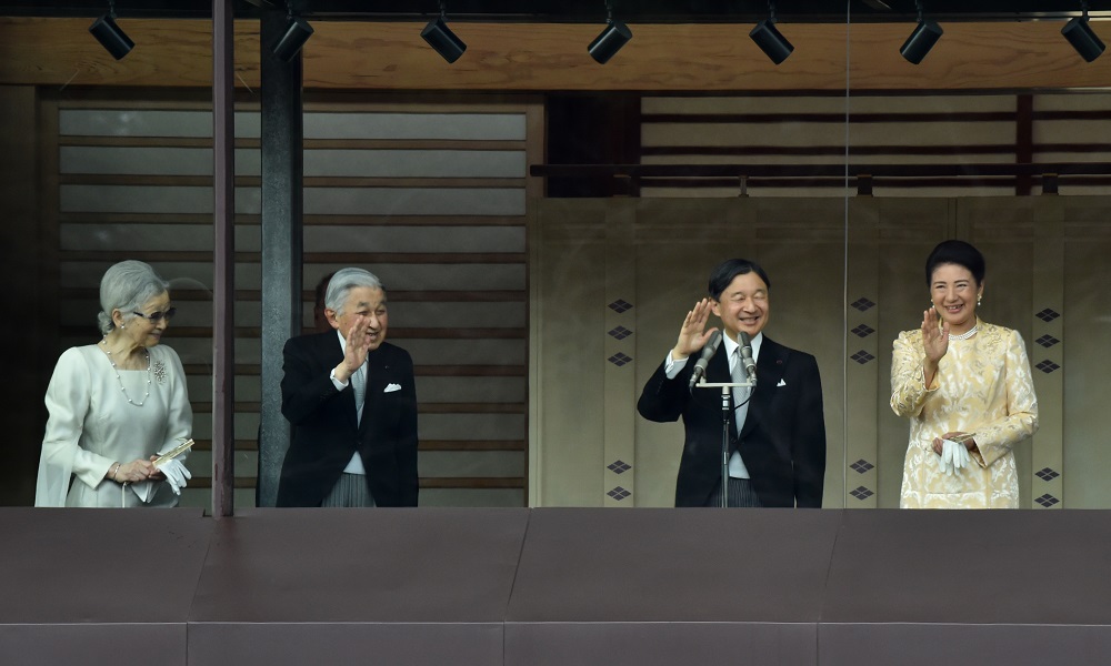 2020年1月2日、皇居ベランダで新年一般参賀に集まった人たちに手を振る日本の前天皇 明仁上皇（左から2人目）、美智子上皇后（左）、徳仁殿下（右から2人目）、雅子妃。(AFP)
