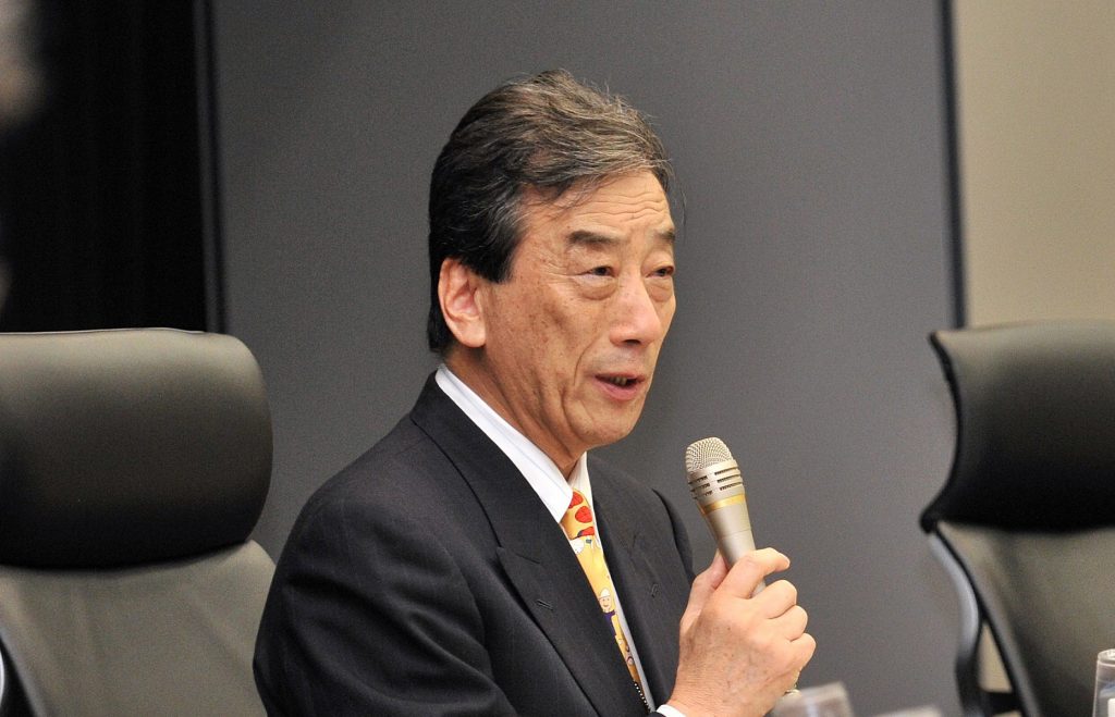 2012年7月5日、東京で行われた記者会見に臨む、東京電力福島原子力発電所事故調査委員会の黒川清委員長。（AFP）