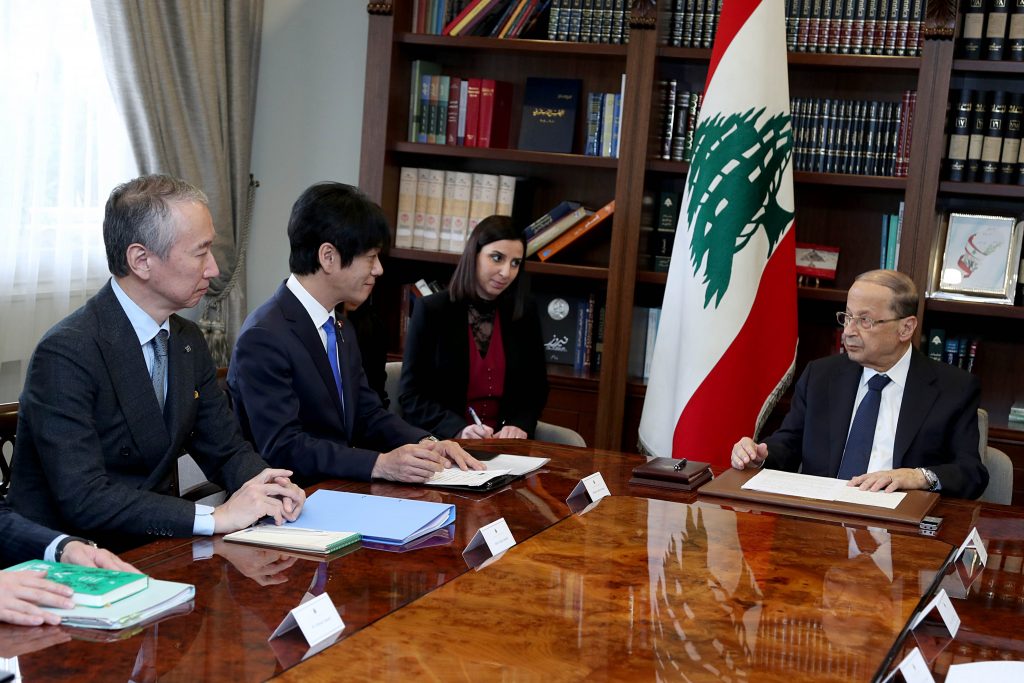 レバノンの法務大臣と会談し、現在母国レバノンに逃亡している元日産会長カルロス・ゴーン氏の事件について議論するため、2020年3月2日、首都ベイルートに到着した日本の義家弘介法務副大臣（中央）。（AFP通信）