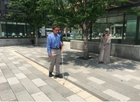 ZHO代表団は訪日中、東京で視覚障害者を導くための点字ブロックを視察