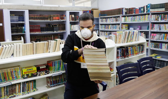 ウイルス感染の心配があるため、小中高校と大学は閉鎖されている。 (AP)