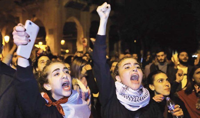 レバノン市民がベイルートにおける反政府抗議運動中にスローガンを繰り返し叫ぶ。（AP）