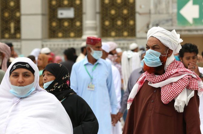 2020年3月13日、イスラム教の聖都マッカにあるグランドモスクのカーバ神殿の周りを歩くイスラム教の礼拝者。（AFP）
