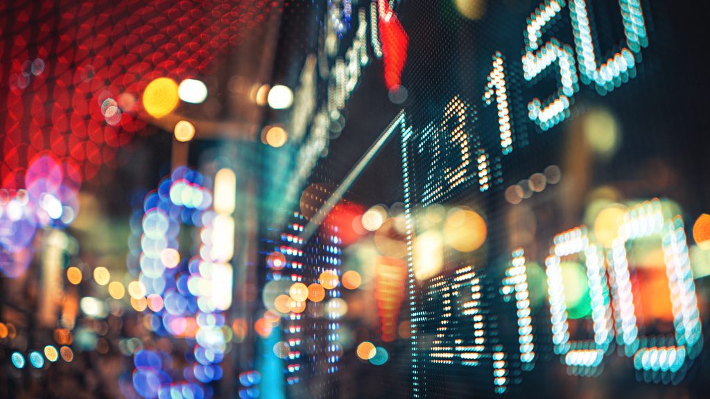 日経平均株価は前週末に比べて一時800円超安となるなど、大幅に反落した。(Shutterstock)