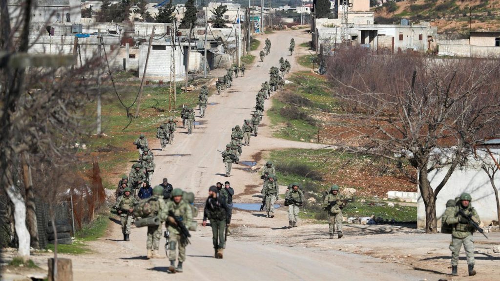 シリア北西部カミナース村を進軍するトルコ兵。（AFP）