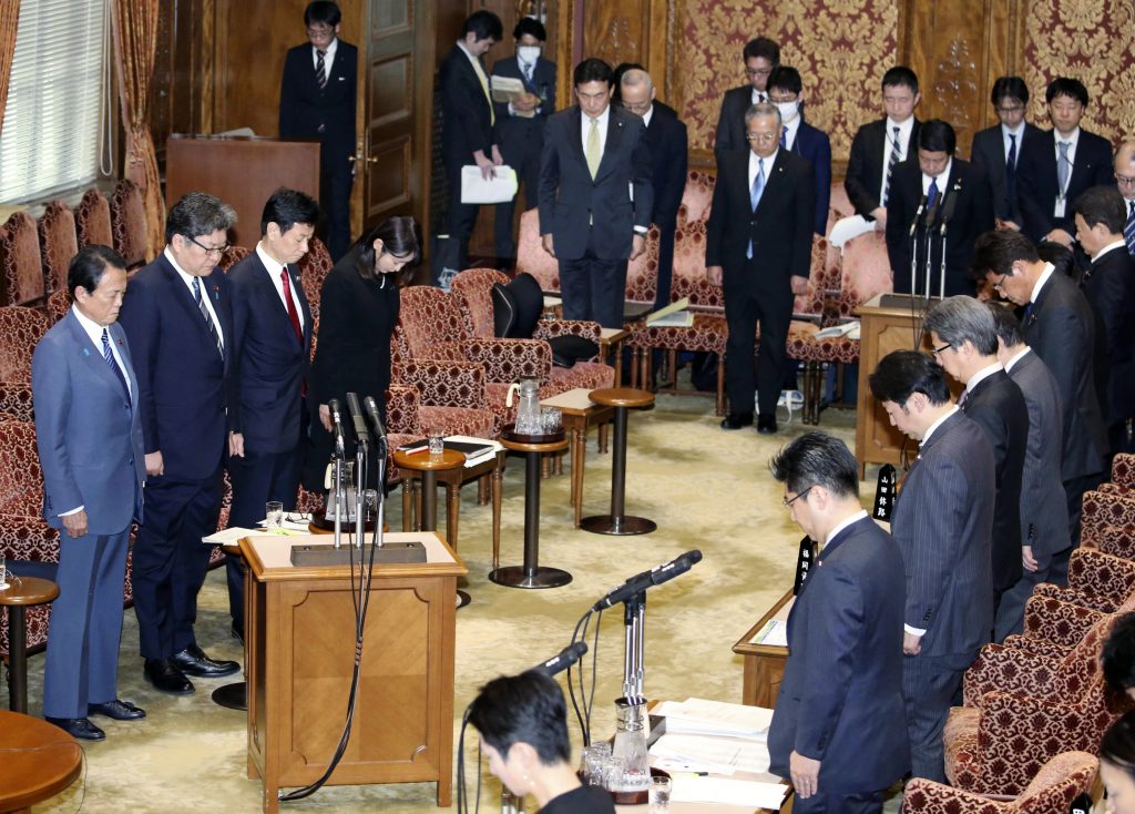 2020年3月11日、日本の東京で開かれている参議院の委員会で、黙とうを捧げる日本の麻生太郎財務大臣(左)とその他の国会議員ら。(AP通信)