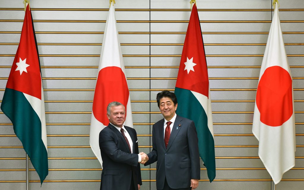 東京、首相官邸での会談を控え、日本の安倍晋三首相（右）と握手するアブドゥッラー2世ヨルダン国王（左）、2018年11月27日。（AFP）