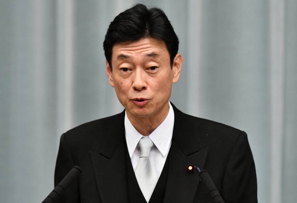 西村康稔経済再生担当相は。(AFP)